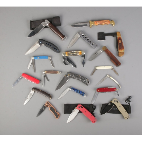 29 - A good collection of assorted pocket knives to include Rough Ryder, Bench Made, MTech USA, Gerber Be... 