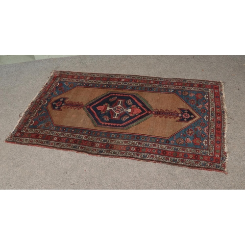 302 - A Bakshaish style rug with good colouring.

190x115cm