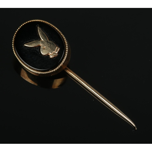 360 - A 9ct Gold Playboy tie/stick pin. Total weight: 1.1g