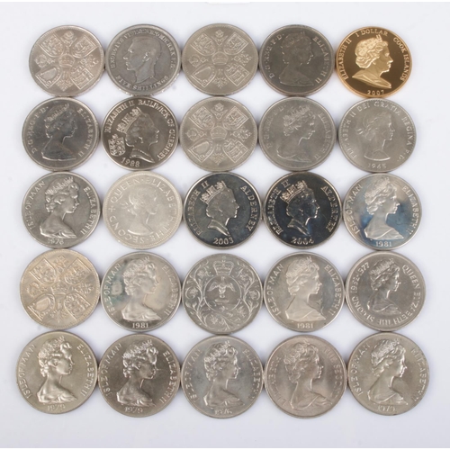 468 - A collection of assorted British and Commonwealth commemorative coins, mainly Elizabeth II. Includes... 