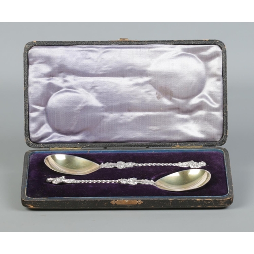 123 - A cased pair of Edwardian silver spoons with Apostle finials and gilt bowls. Assayed London 1903 by ... 