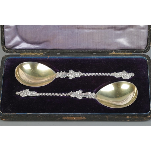 123 - A cased pair of Edwardian silver spoons with Apostle finials and gilt bowls. Assayed London 1903 by ... 