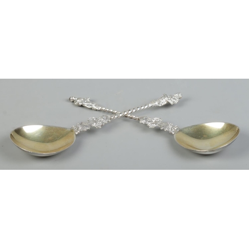 123 - A cased pair of Edwardian silver spoons with Apostle finials and gilt bowls. Assayed London 1903 by ... 