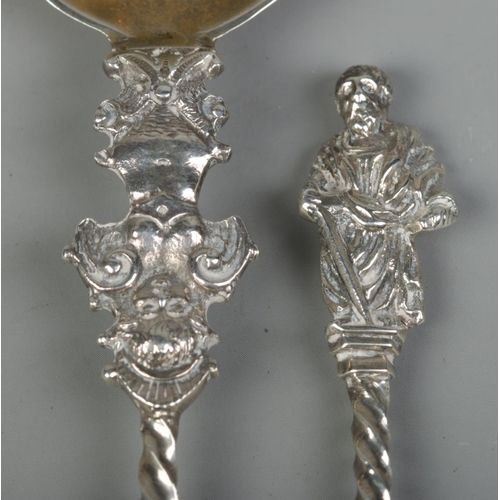 123 - A cased pair of Edwardian silver spoons with Apostle finials and gilt bowls. Assayed London 1903 by ... 