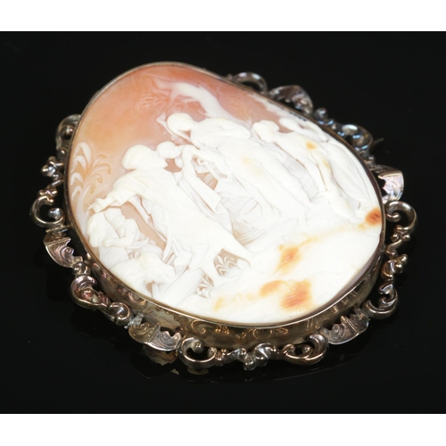 170 - A large 19th century cameo brooch in 9ct gold. Depicting a classical scene with figures. 7cm x 6.5cm... 