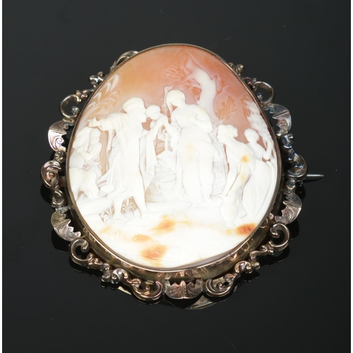 170 - A large 19th century cameo brooch in 9ct gold. Depicting a classical scene with figures. 7cm x 6.5cm... 