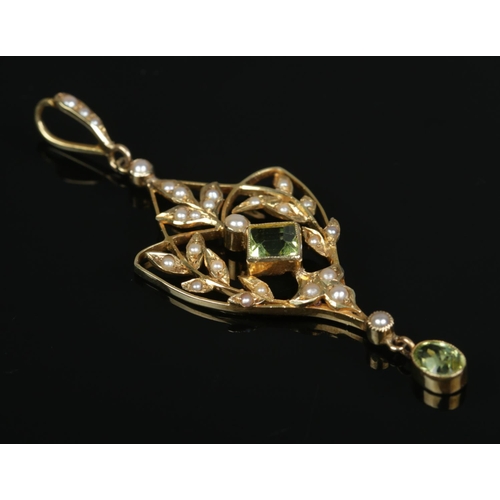 177 - An Edwardian 15ct gold, peridot and seed pearl pendant. 3.62g.