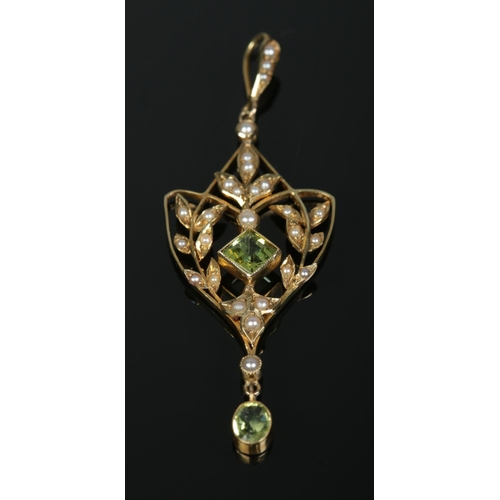 177 - An Edwardian 15ct gold, peridot and seed pearl pendant. 3.62g.