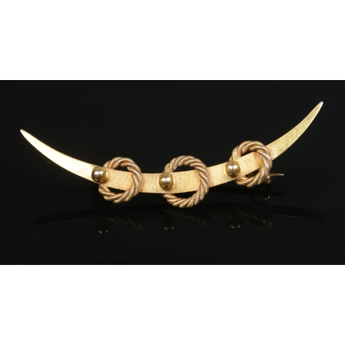 181 - A 15ct gold crescent shaped brooch. 2.5g.