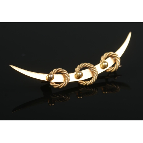 181 - A 15ct gold crescent shaped brooch. 2.5g.