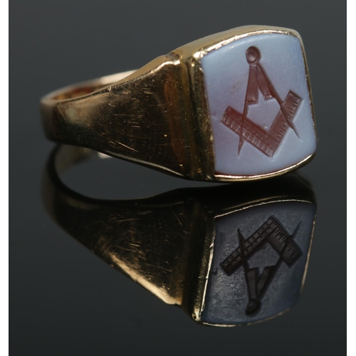 189 - An 18ct gold Masonic ring, set with hardstone intaglio featuring square and compass. Size V 1/2. 7.4... 