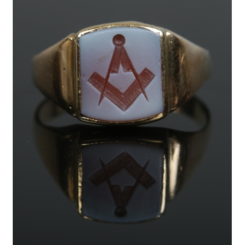 189 - An 18ct gold Masonic ring, set with hardstone intaglio featuring square and compass. Size V 1/2. 7.4... 