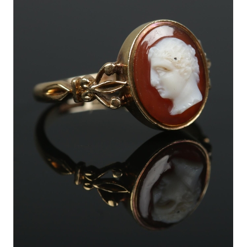 190 - A Victorian 18ct gold hardstone cameo ring. Size N. 4.17g.