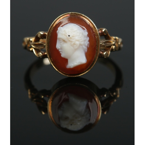 190 - A Victorian 18ct gold hardstone cameo ring. Size N. 4.17g.