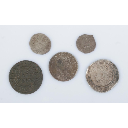 476 - A collection of antique coinage. Includes two 14th century farthings, Elizabeth I 1580 threepence, 1... 