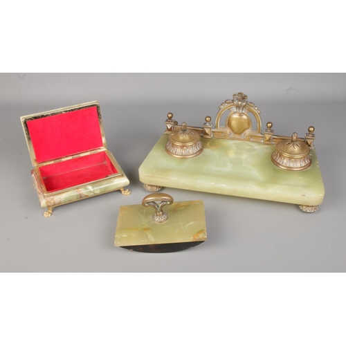 519 - An onyx and brass desk tidy set featuring two inkwells, ink blotter and small lidded box.