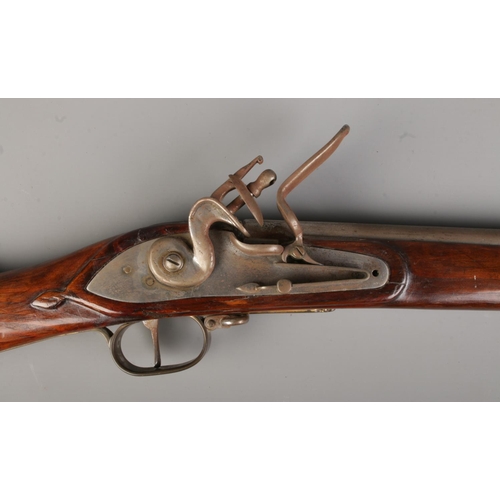 527 - A 19th century flintlock rifle with brass mounts and cleaning rod. Total length 161cm. CAN NOT POST.