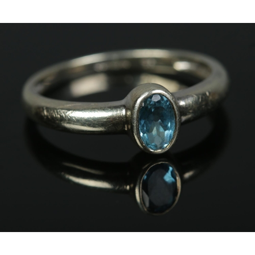 579 - A 9ct white gold ring set with Topaz stone.
1.98g. Size O1/2.