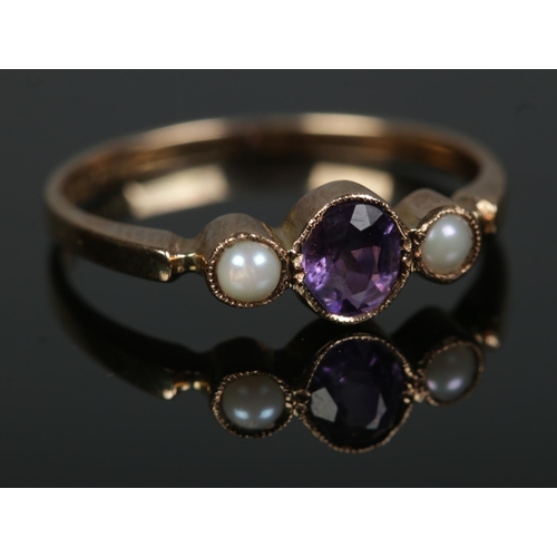 586 - A 9ct gold amethyst and pearl ring 

1.51g
Size O