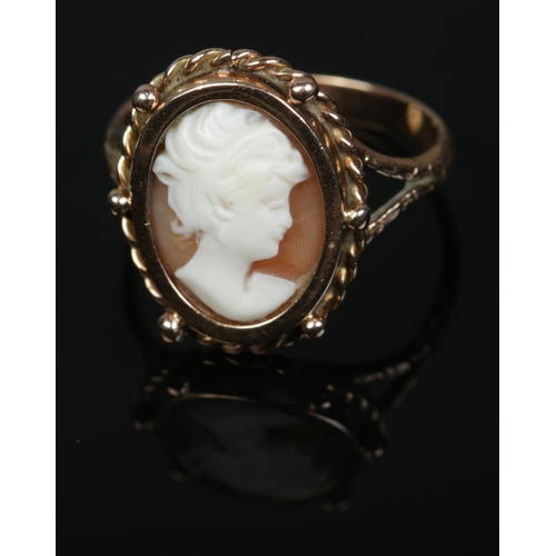 587 - A 9ct gold cameo ring depicting portrait of a maiden. Size T, 4.05g.