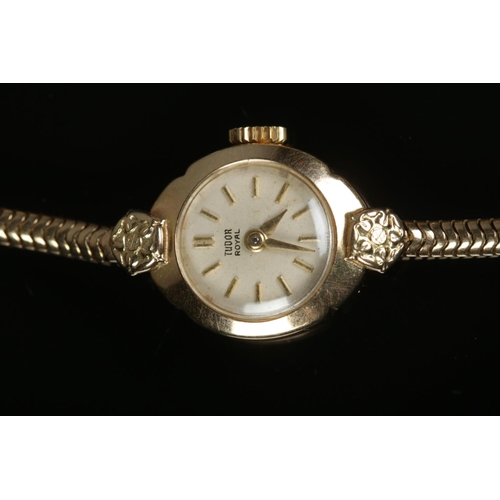 597 - A 9ct gold Tudor Royal ladies wristwatch having baton markers on a snake link chain, bracelet is sta... 