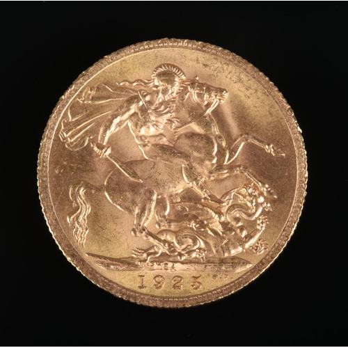 623 - A George V full sovereign. Dated 1925. 7.9g.