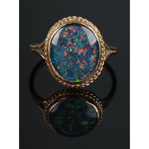 625 - An 18ct gold ring set with large opal triplet. 3.76g
O1/2