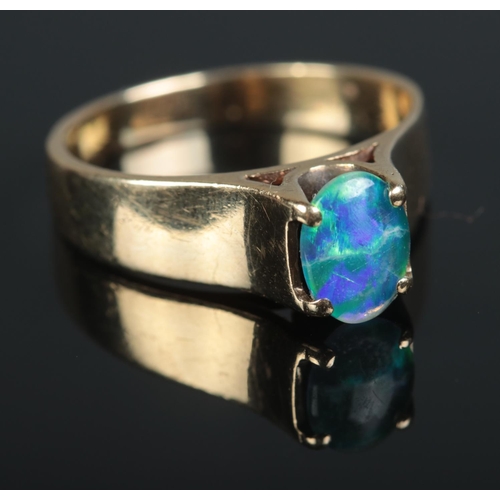 633 - A 9ct gold ring set with opal doublet.

4g
Q1/2