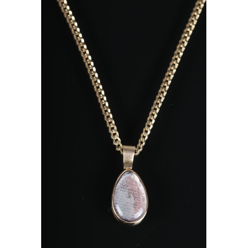 638 - A 9ct gold pendant on chain 

4.36g
46cm unclasped