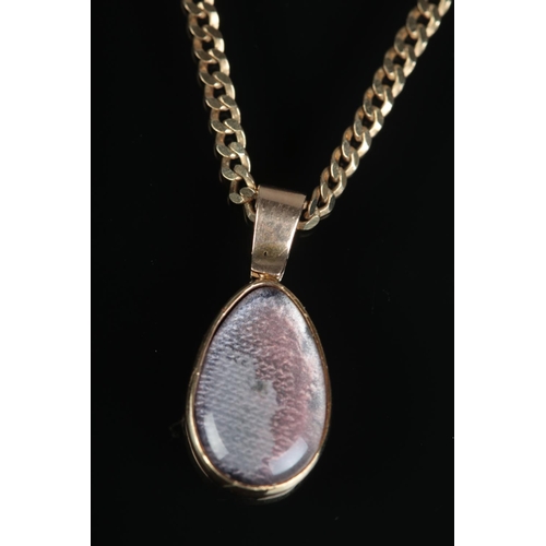 638 - A 9ct gold pendant on chain 

4.36g
46cm unclasped