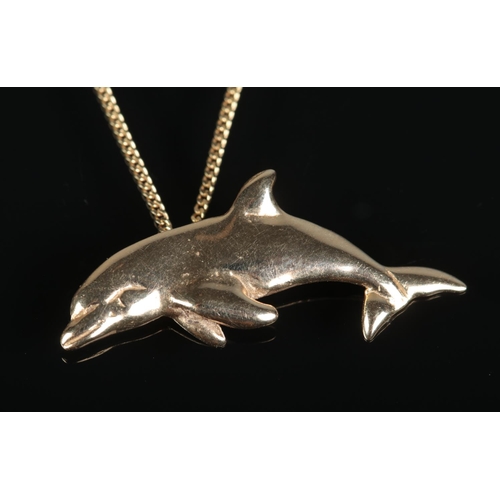 639 - A 14ct gold dolphin pendant on an 18ct gold chain 

4.24g total weight.
46cm unclasped