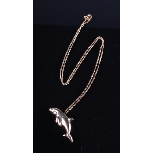 639 - A 14ct gold dolphin pendant on an 18ct gold chain 

4.24g total weight.
46cm unclasped