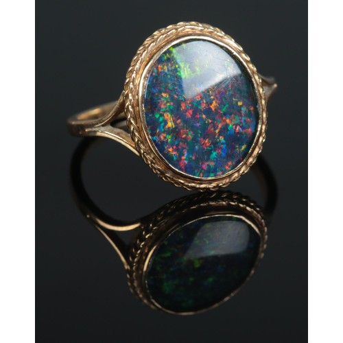 625 - An 18ct gold ring set with large opal triplet. 3.76g
O1/2