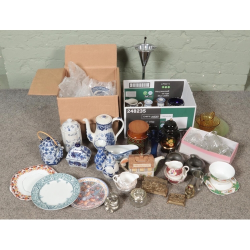 283 - A mixed lot of collectables including various blue and white ceramics including Ringtons and Staffor... 