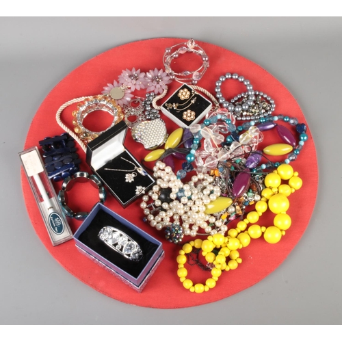 110 - A tray of costume jewellery. Includes bracelets, bangles, bead necklaces, earrings etc.