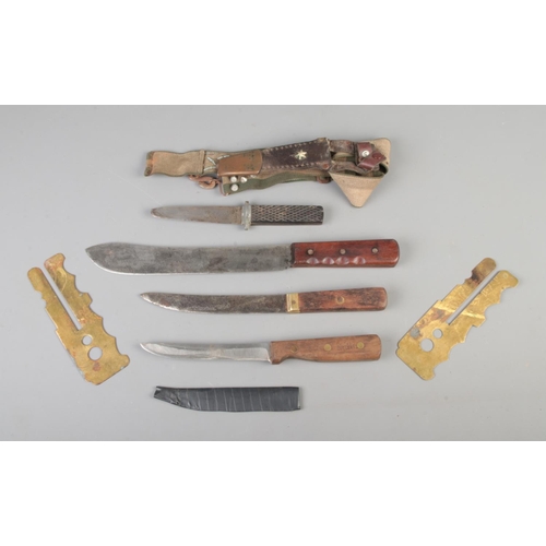 126 - Four assorted knives, to include Chicago Cutlery and example with chequered grip with sheath, along ... 