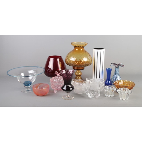 128 - A collection of assorted glassware to include Brierley, Adrian Sankey, black and white vase, etc.