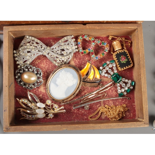 178 - A vintage wooden jewellery box with contents of costume jewellery. Includes Limoges cameo brooch, en... 