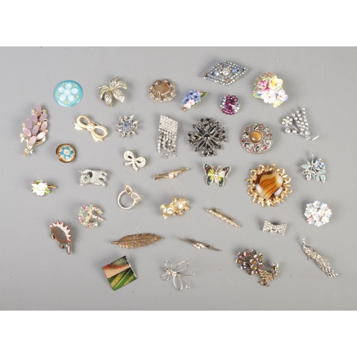 207 - A collection of 32 costume jewellery brooches