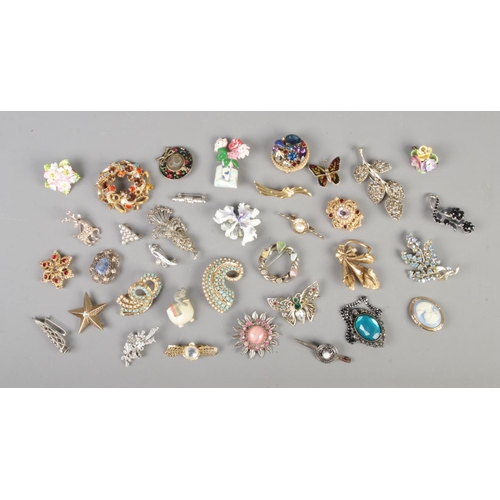 209 - A collection of 35 assorted costume jewellery