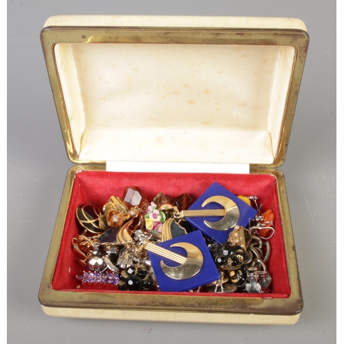 219 - A collection of over twenty pairs of vintage earrings, to include dress, floral and droplet examples... 