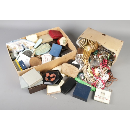 272 - A collection of assorted costume jewellery and accessories to include hair comb, brooches, necklaces... 