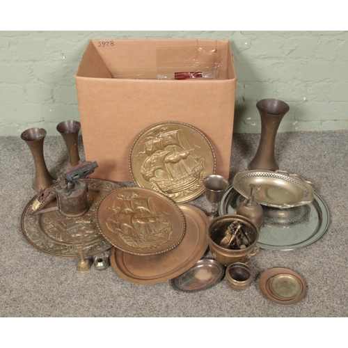 288 - A quantity of metalwares including brass plaques, vases, bowls, candlesticks, silver plate items and... 