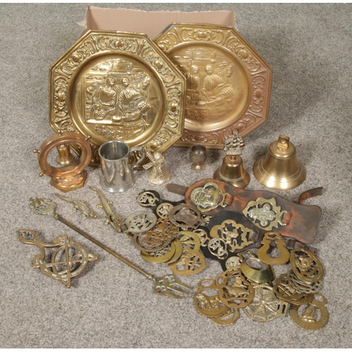 291 - A box of metalwares. Includes horse brasses, bells, CB&S Sheffield tankard etc.