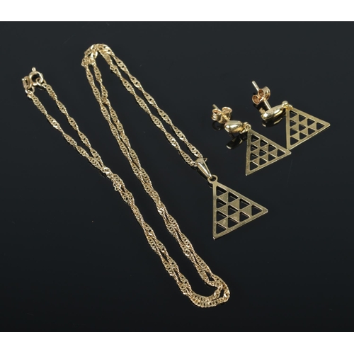 525 - An 18ct gold necklace and earring suite featuring geometric triangular design. Total weight 5.74g.