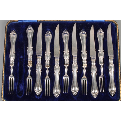 585 - An Allen & Darwin cased silver cutlery set comprising of six sets of knives and forks. Hallmarked fo... 