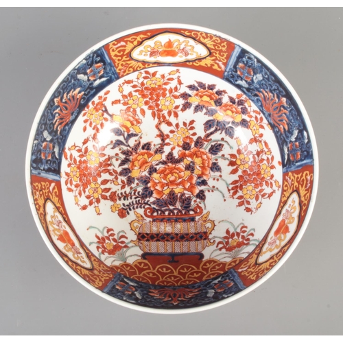 586 - An antique Chinese Imari bowl, decorated with flowers. Bearing six character marks to the base. Diam... 