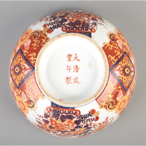 586 - An antique Chinese Imari bowl, decorated with flowers. Bearing six character marks to the base. Diam... 