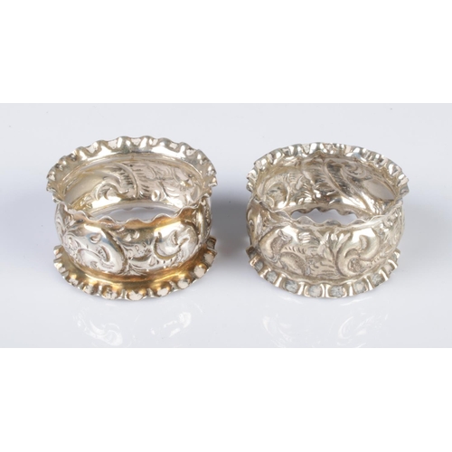 608 - A pair of Henry Moreton Birmingham silver napkin rings dated for 1921. Total weight 20.3g.