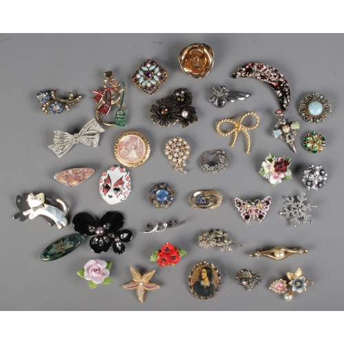 112 - A collection of assorted costume jewellery brooches to include floral, cameo, Christmas and bumblebe... 